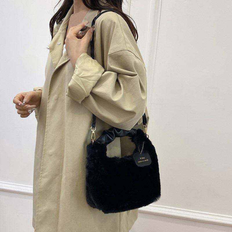 Autumn and winter new high-end texture portable plush bag women's simple fashion trend messenger bag shoulder bag