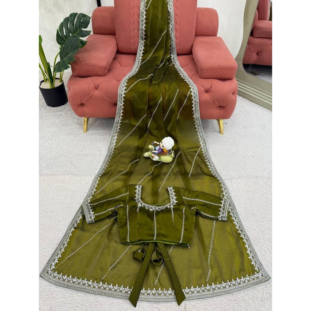 Werten Sie Ihre ethnische Garderobe mit diesem atemberaubenden Designersari auf, der Reichhaltigkeit mit anmutigem Charme vereint.