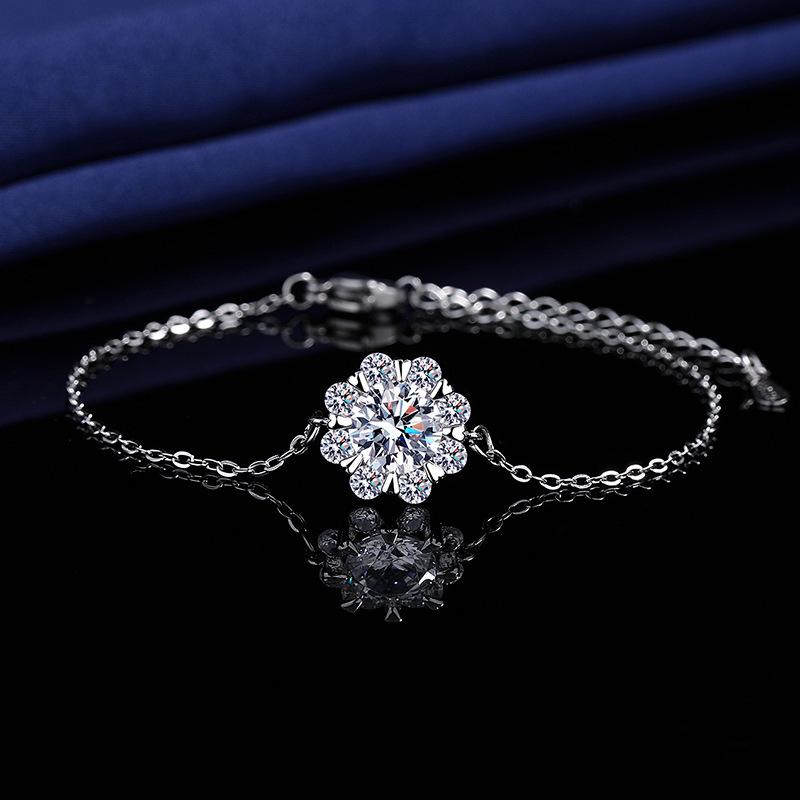 Hot-Selling Four-Leaf Clover Moissanite Bracelet for Women – Versatile, Elegant, & Perfect Gift