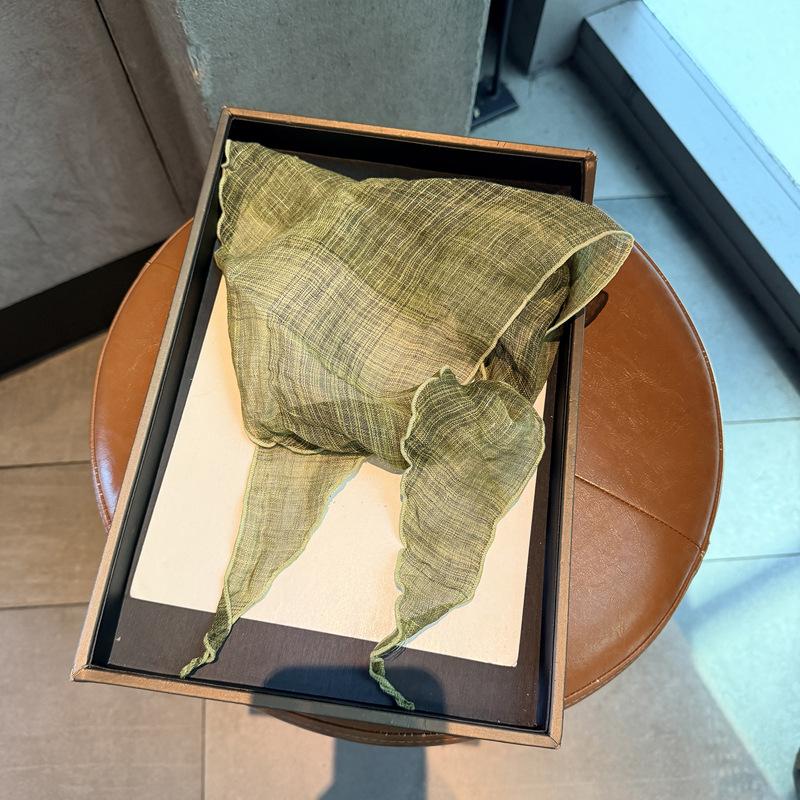 Trendy Versatile And Comfortable Neck Protection Scarf, Outer Decorative Fine Grid Triangular Scarf, Take A Photo Of The High-End Silk Scarf Scarf.