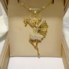 Un collar con colgante de bailarina de alas de ángel, completamente nuevo, precioso y elegante, incrustado con brillantes y lujosos circonitas cúbicas sintéticas, es adecuado como