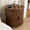 Cylindryczny stolik nocny w stylu mid-century ze stacją ładującą (Gniazdko + 2 USB), Drzwi przesuwne i przechowywanie - Wygląd orzecha, Wymiary: S60/W60/G60 cm