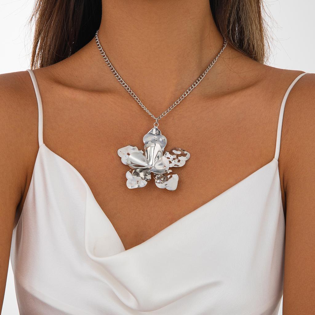 Exaggerated Style Metal Big Flower Necklace Necklace Fashion Three-Dimensional Petal Collarbone Necklace