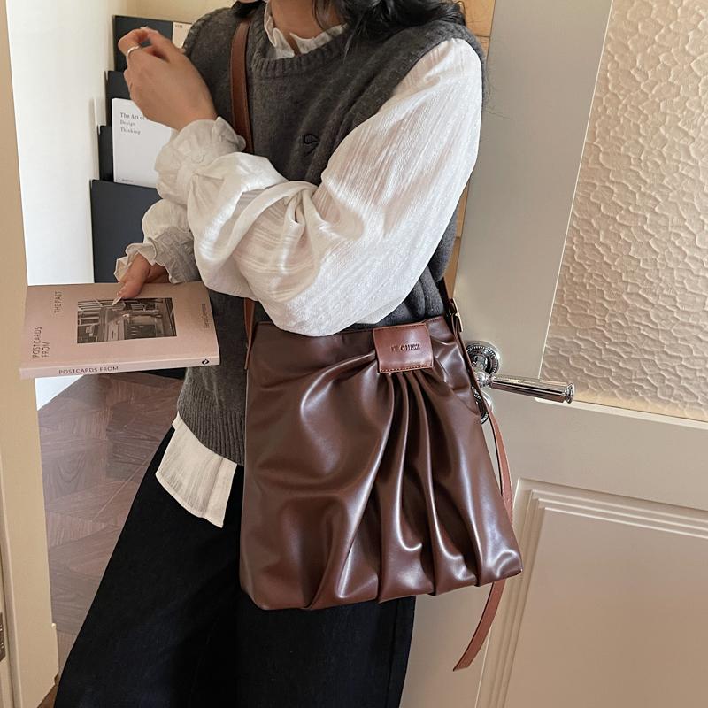 Sac à main à design plissé Mode Bandoulière réglable Sac seau bandoulière Femelle Simple Cuir PU pur Sac fourre-tout sous le bras Café