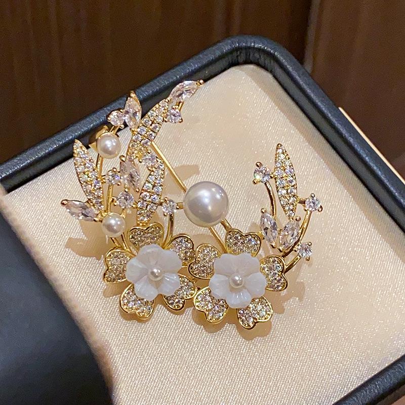 14K Gold Plated Zirkon Blume Perle Brosche: Exquisites, vielseitiges Accessoire für Damen