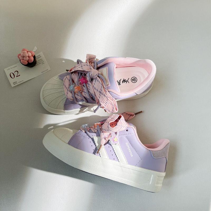 Nye nisjedesign boardsko kvinnelige studenter tidlig vår ny søt allsidig tykksålet avslappet liten hvit