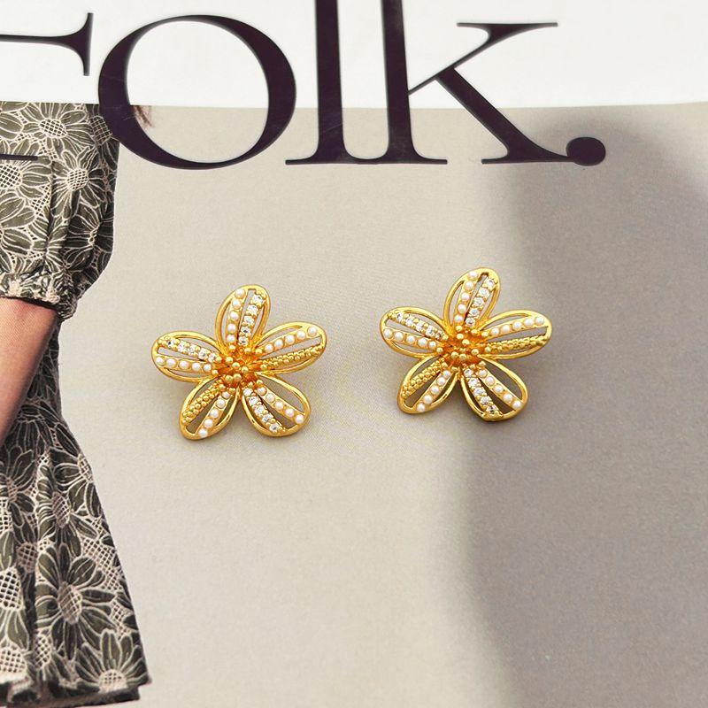 

Delicate Design Flower Shape Earrings Stud Earrings