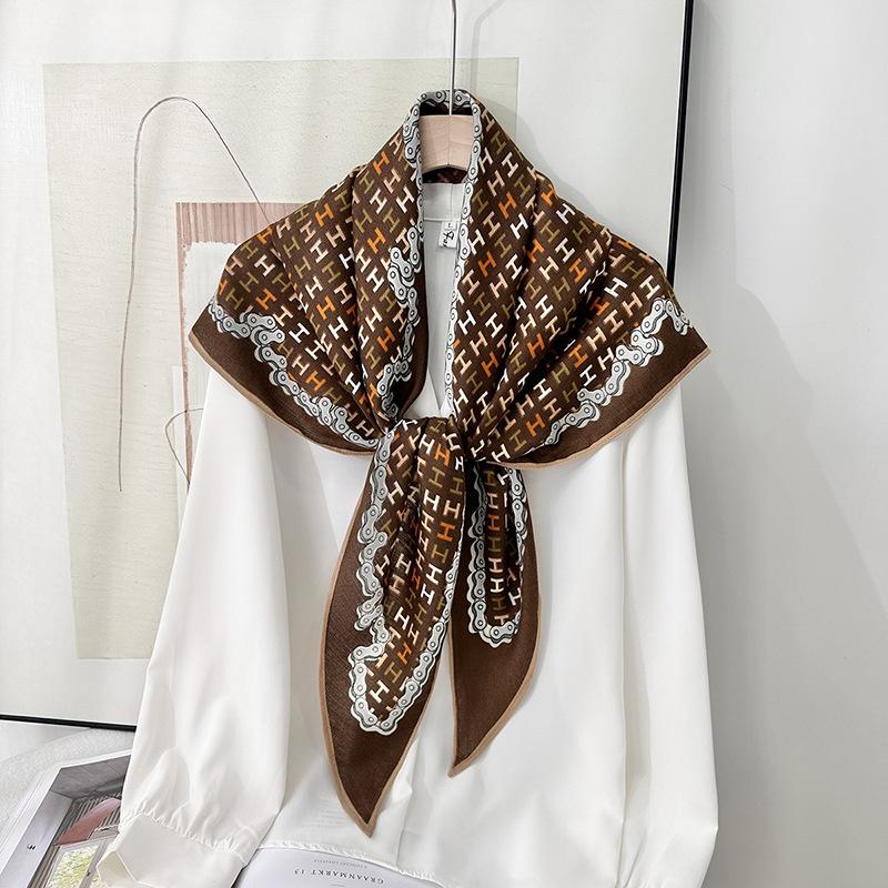 Travel outside with a chain letter printing triangle scarf autumn women's fashion and elegance with shawl