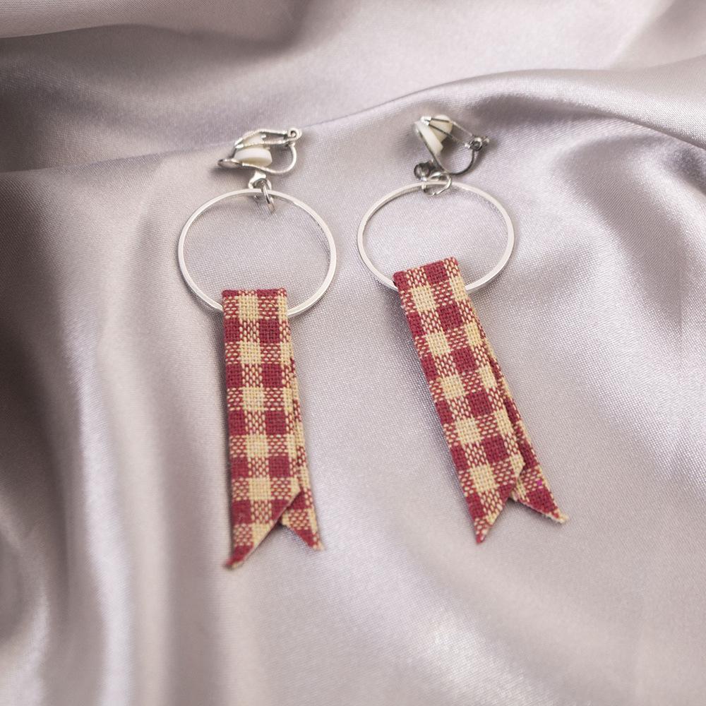 Elegant Clip-On Triangle Earrings for Non-Pierced Ears - Versatile, Light Luxury for Everyday Wear.