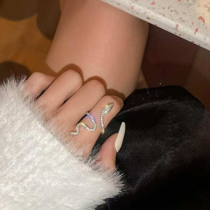 Snake-shaped Diamond Ring with Niche Design and Open Index Finger Fit