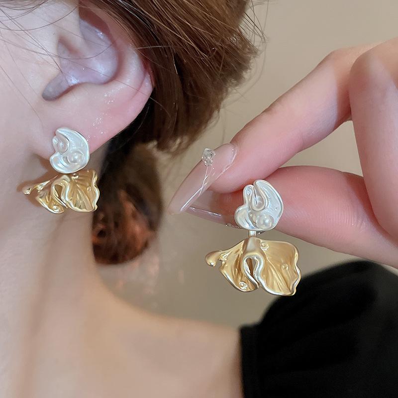 Boucles d'oreilles puces élégantes en argent avec fleurs de perles et pampilles - Mode française haut de gamme polyvalente
