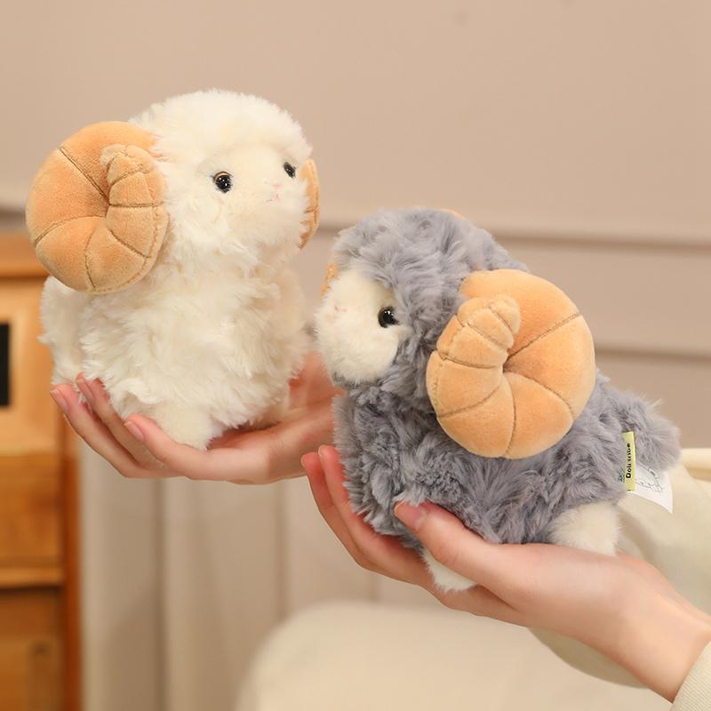 16ס"מ22ס"מ צעצוע קטיפה כבש סימולציה רך פלאפי קרניים גדולות חיה ממולאת בובת איל כבש פלאפי כרית כבש מתנה מקסימה לילדים בנות