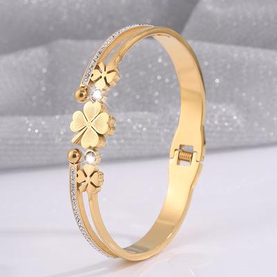 Goldenes Edelstahl-Armband mit vierblättrigem Kleeblatt für Damen, modisches und exquisites Glücksarmband mit Federverschluss