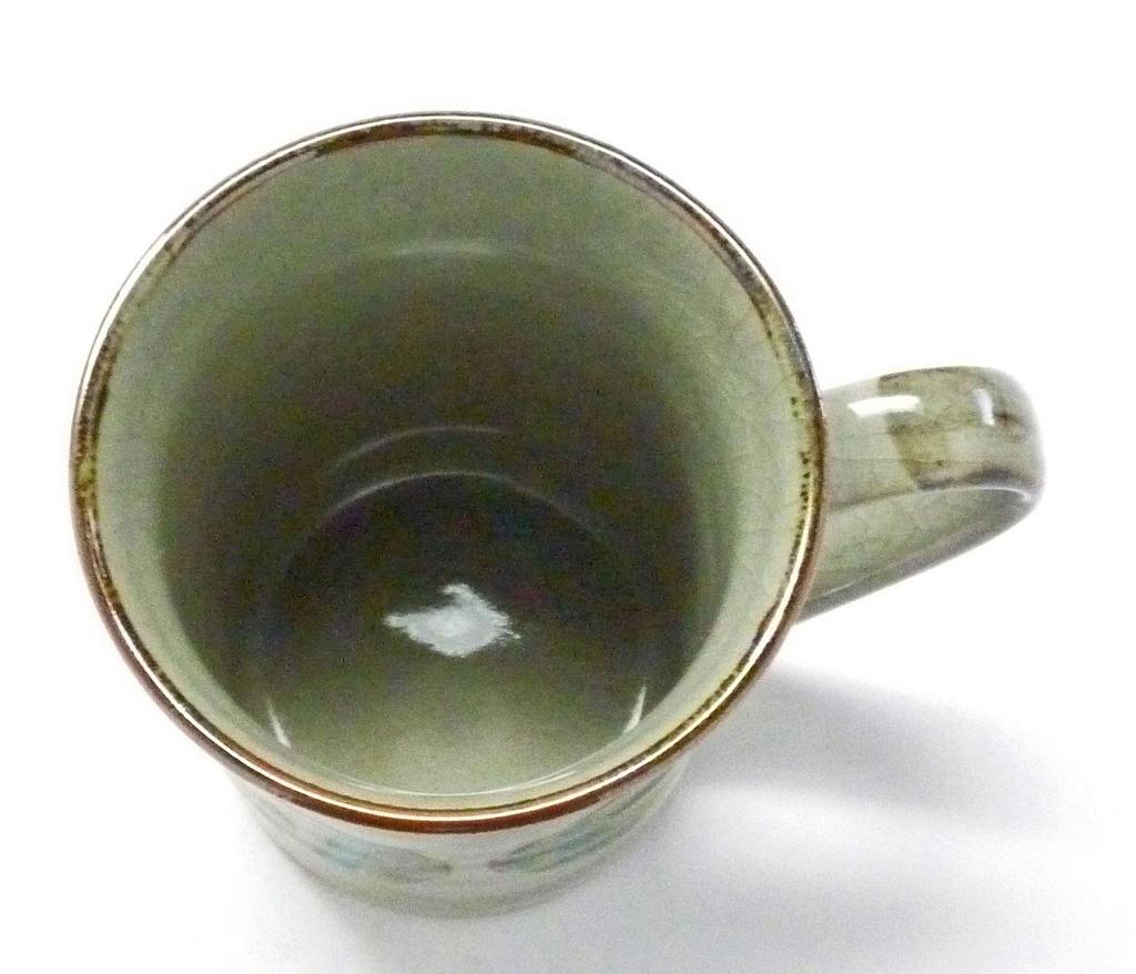 Kutani Ware [Mug] Round Crest Pine, Bamboo, and Plum Design [Back Picture]