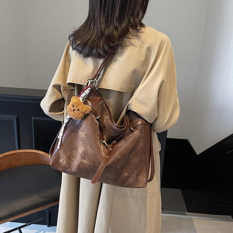 Retro Commuter Large Capacity Tote Women's Bag 2025 New Fashion Shoulder Messenger Bag Casual Light Backpack