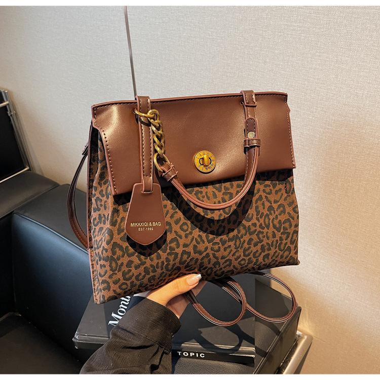 

Leopard print backpack women s large capacity 2024 new casual portable student schoolbag premium travel backpack темно-коричневого кольору