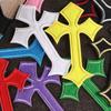 Barevná vyšívaná nášivka s křížem - DIY doplněk na oblečení s logem Bible
