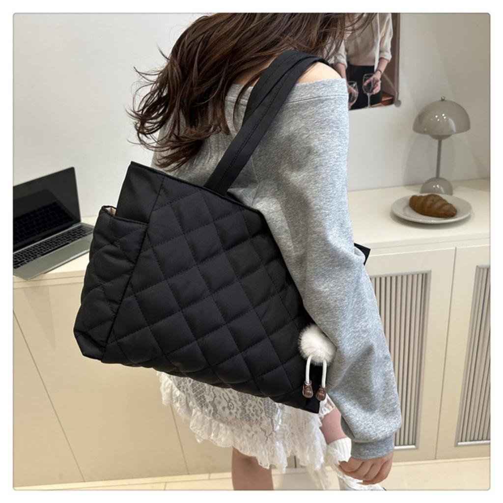 Large Capacity Checkered Handbag, Made of Durable and Wrinkle Resistant Quilted Material, with Multiple Pockets for Easy Storage