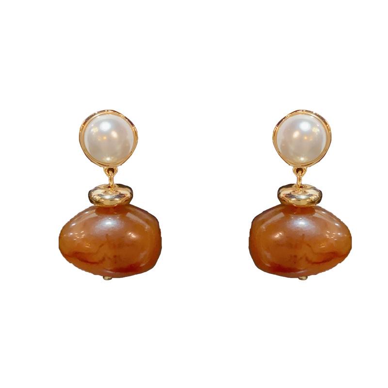 French Retro Caramel Amber Resin Stud Earrings: Minimalist Design for Fashionable Women