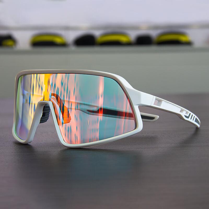 Photochromic Cycling Glasses