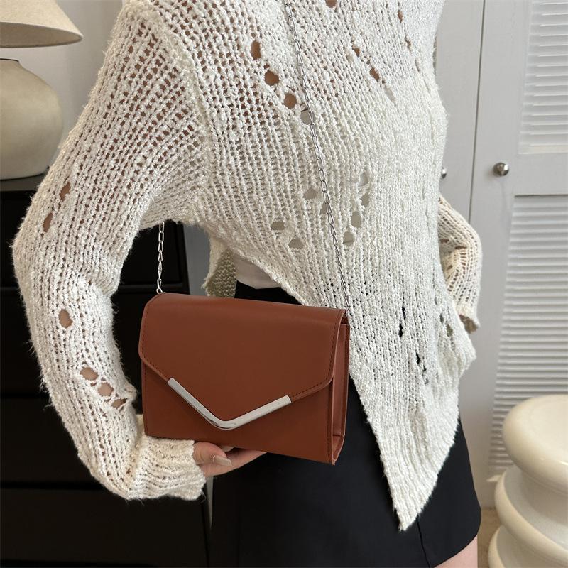 New 2025 Autumn and Winter New Retro Simple Fashion Casual Sense V-shaped Hardware Chain Single Shoulder Oblique Span Small Square Bag