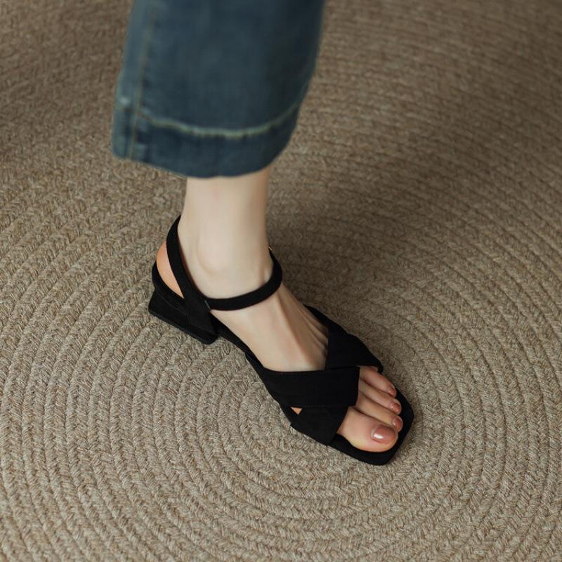 

Summer casual herringbone sandals women s round head buckle comfortable rubber soft sole large size shoes middle heel new square heel sandals 43 чорний