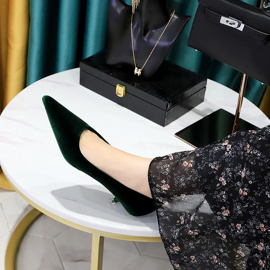 Madingi moteriški batai banketams: Ploni kulno vidurio kulno segios smailės galiuko storio aksomo veido vienviečiai batai