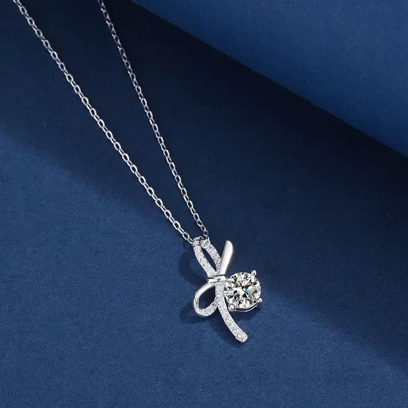 

Exquisite Moissanite Bow Necklace in S925 Sterling Silver, Perfect for Light Luxury Fashion - Delicate Knot Clavicle Chain.