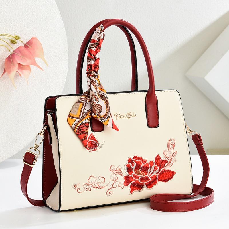 Elegant Embroidered Wedding Ladies Handbag Crossbody Shoulder Bag Soft PU Leather Ladies Purse with Internal Zipper And Polyeste