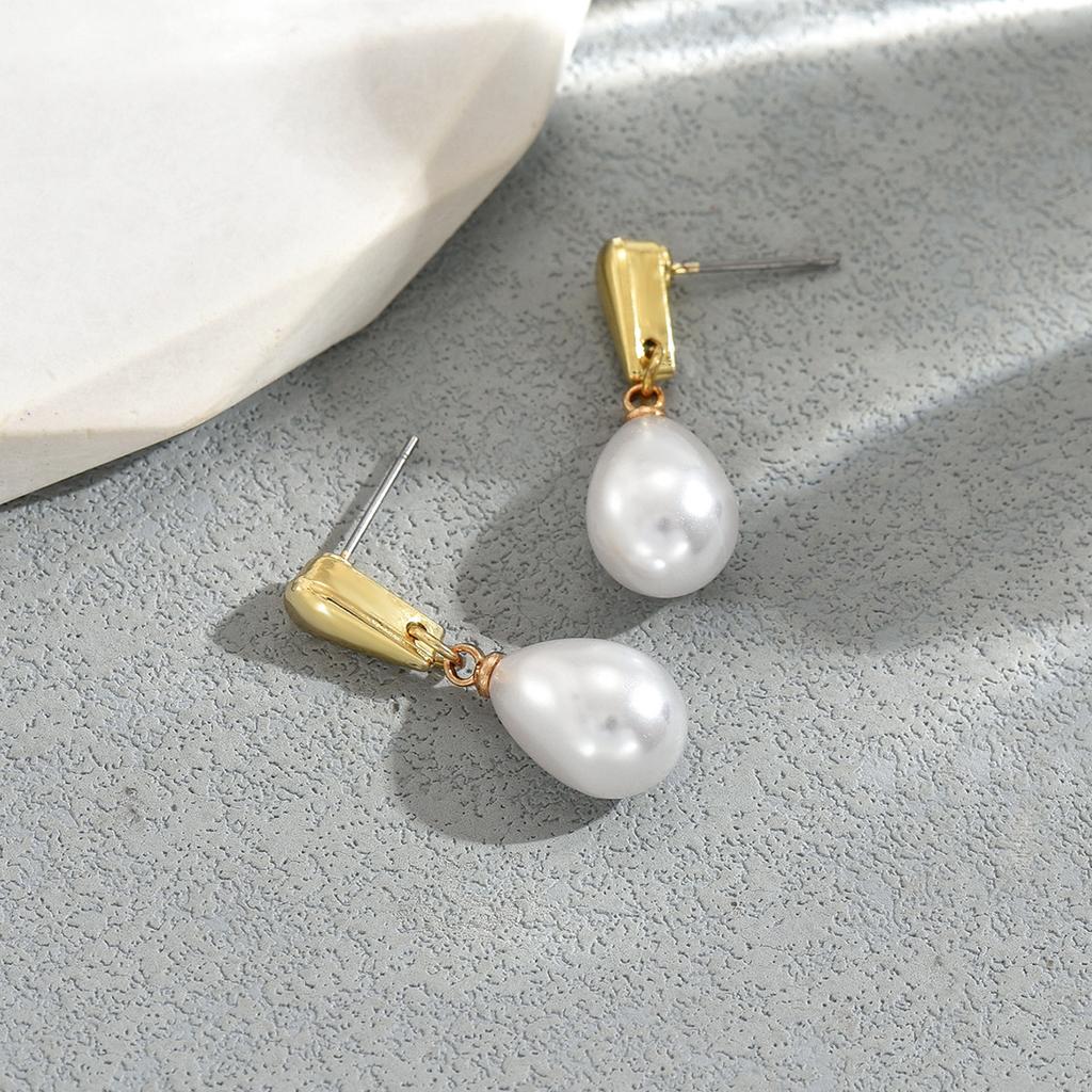 Light Luxury Style Earrings Niche Water Drop Geometric Design Pearl Stud Earrings Versatile Ear Accessories