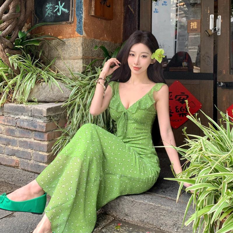 

Зеленое платье-комбинезон на бретельках с цветочным воротником Женское весенне-летнее платье Pure Desire с краем в виде листа лотоса Платье для кофейной паузы Платье-облегайка на бедра S зелёный