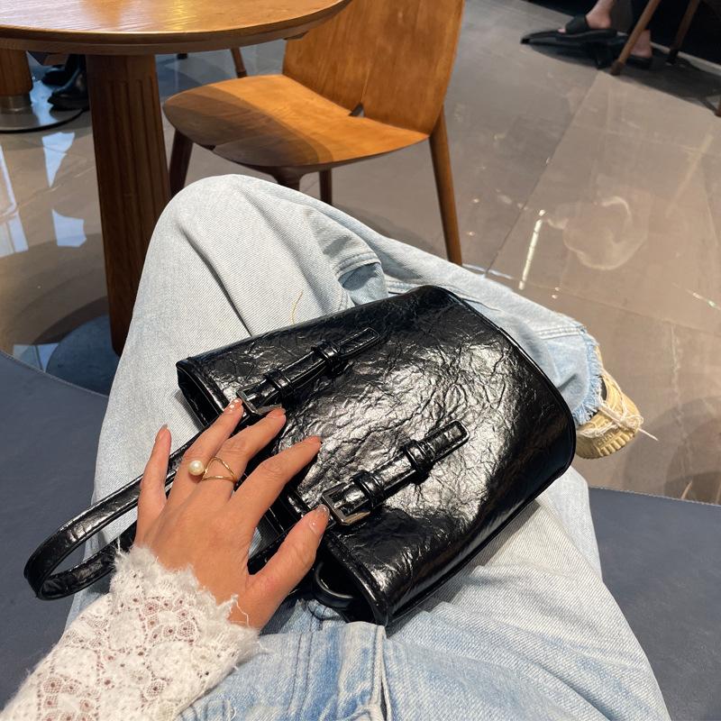 

Портативная корейская ретро сумка-ведро женская 2025 новая трендовая нишевая дизайнерская сумка для переноски в руке, сумка-мессенджер для поездок на работу чёрный