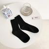 Frühlings- und Herbststil Damen Mittellange Baumwolle Einfarbige Plüschsocken Kombiniert mit Kleinen Lederschuhen und Langen Socken