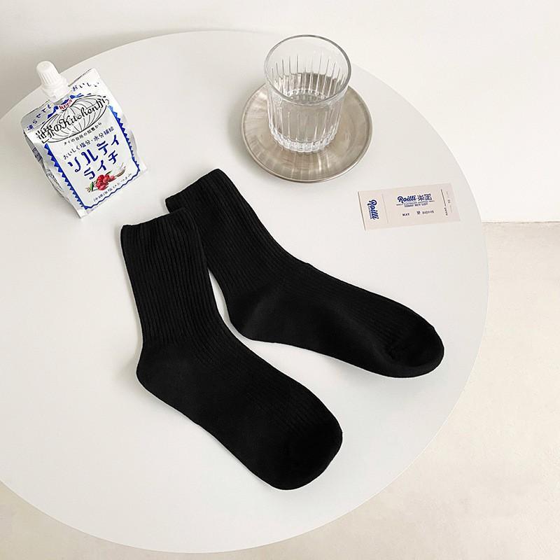 Frühlings- und Herbststil Damen Mittellange Baumwolle Einfarbige Plüschsocken Kombiniert mit Kleinen Lederschuhen und Langen Socken