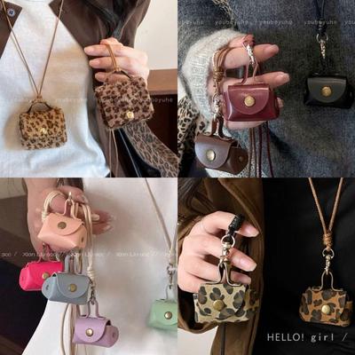 Ciondolo e Collana in Pelle con Stampa Leopardo: Moneta, Auricolare, Custodia per Occhiali e Catena per Maglione – Ornamento di Lusso.