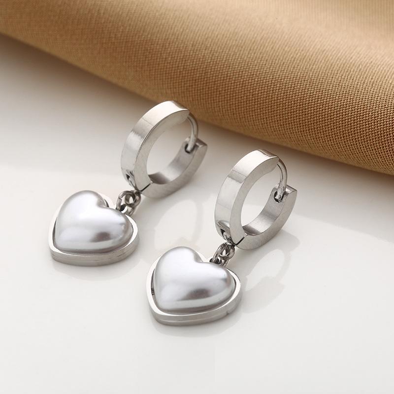 1 pair of circular heart shaped pendants with pearl ear clips