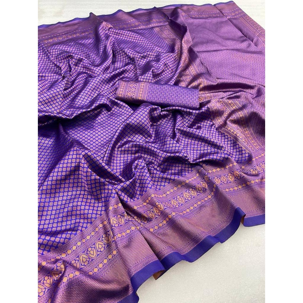 Il sari di seta del negozio ALMAARI è decorato con bellissimi lavori Zari sotto forma di motivi tradizionali.