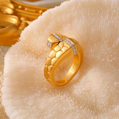 Anello di apertura geometrico intarsiato con texture di pietra creativa di lusso leggero in acciaio al titanio placcato in oro vero 18 carati
