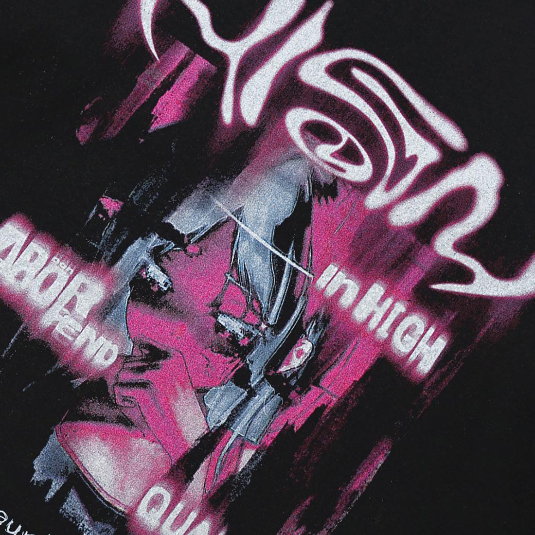 Уличная футболка с буквенным рисунком — фото 3