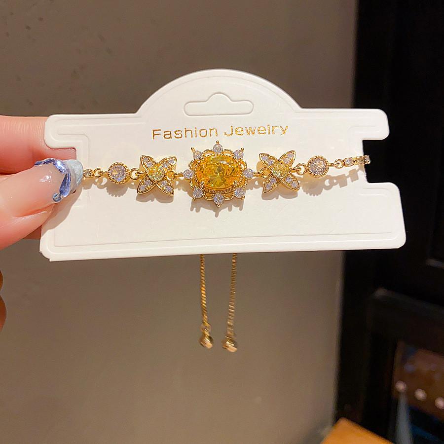 Flower Pendant Necklace With Gold Plating And Zirconia For Elegant Womens Fashion