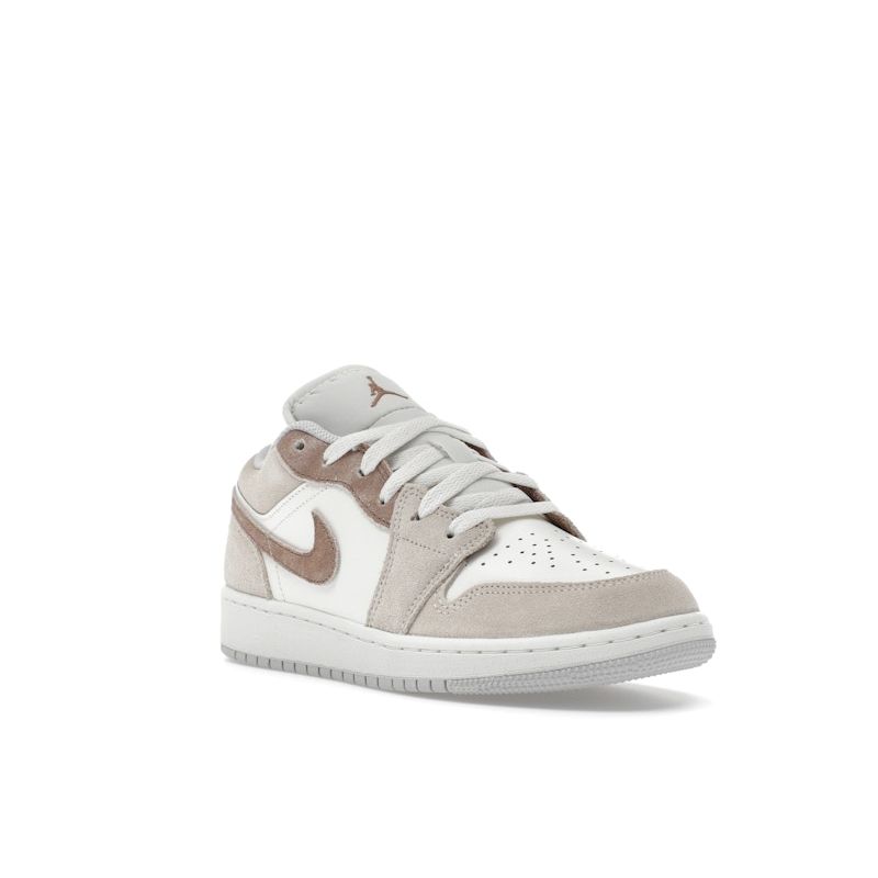Air Jordan 1 Low SE GS Sail Archaeo Brown Buty dla Dzieci Kremowy Legendarny Jasnobrązowy Neutralnoszary HF1863-200
