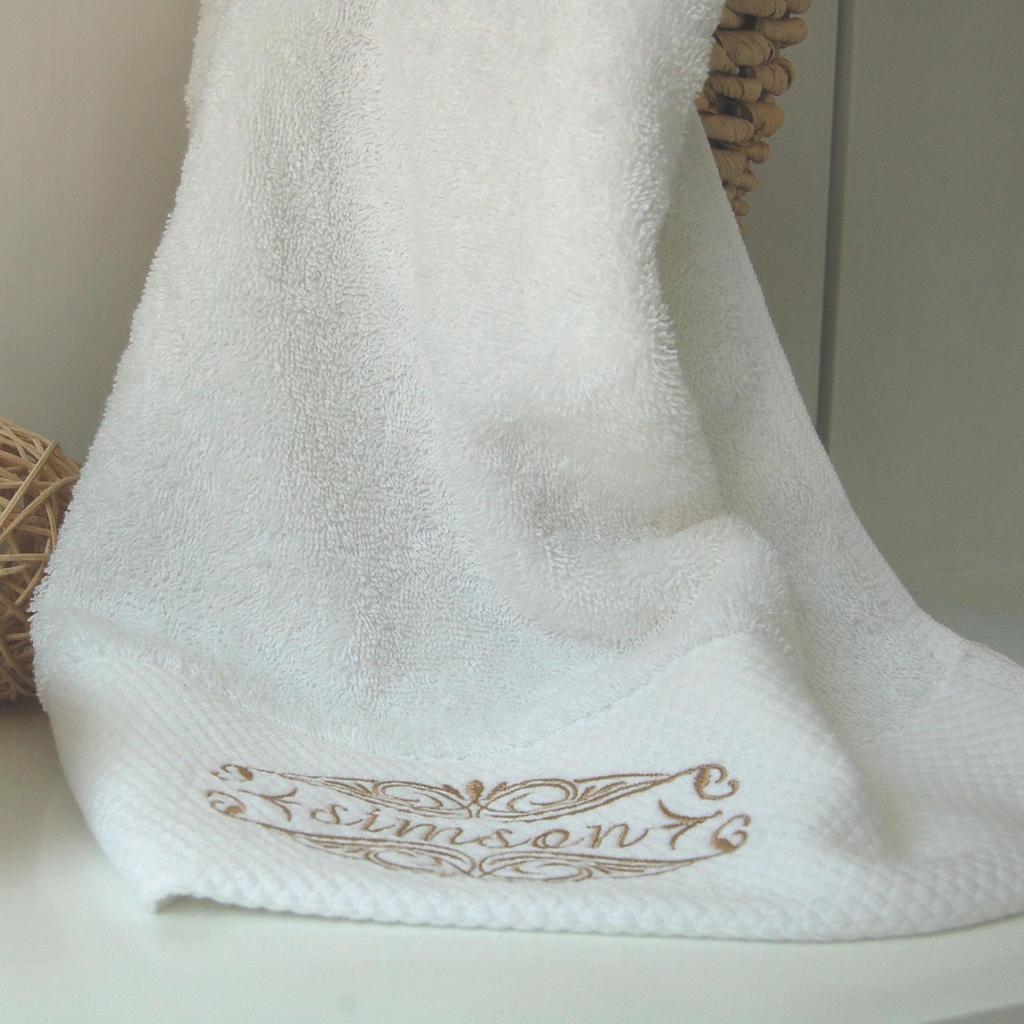 Platinový saténový pruhovaný vyšívaný ručník na obličej a osuška - Šetrný k pokožce pro hotely a salony