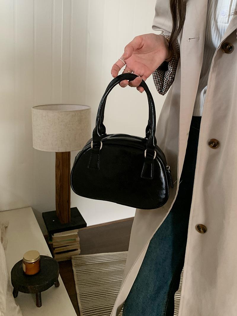 

Bag retro red bag women s 2024 new trendy portable bowling bag versatile messenger bag small square bag чорний