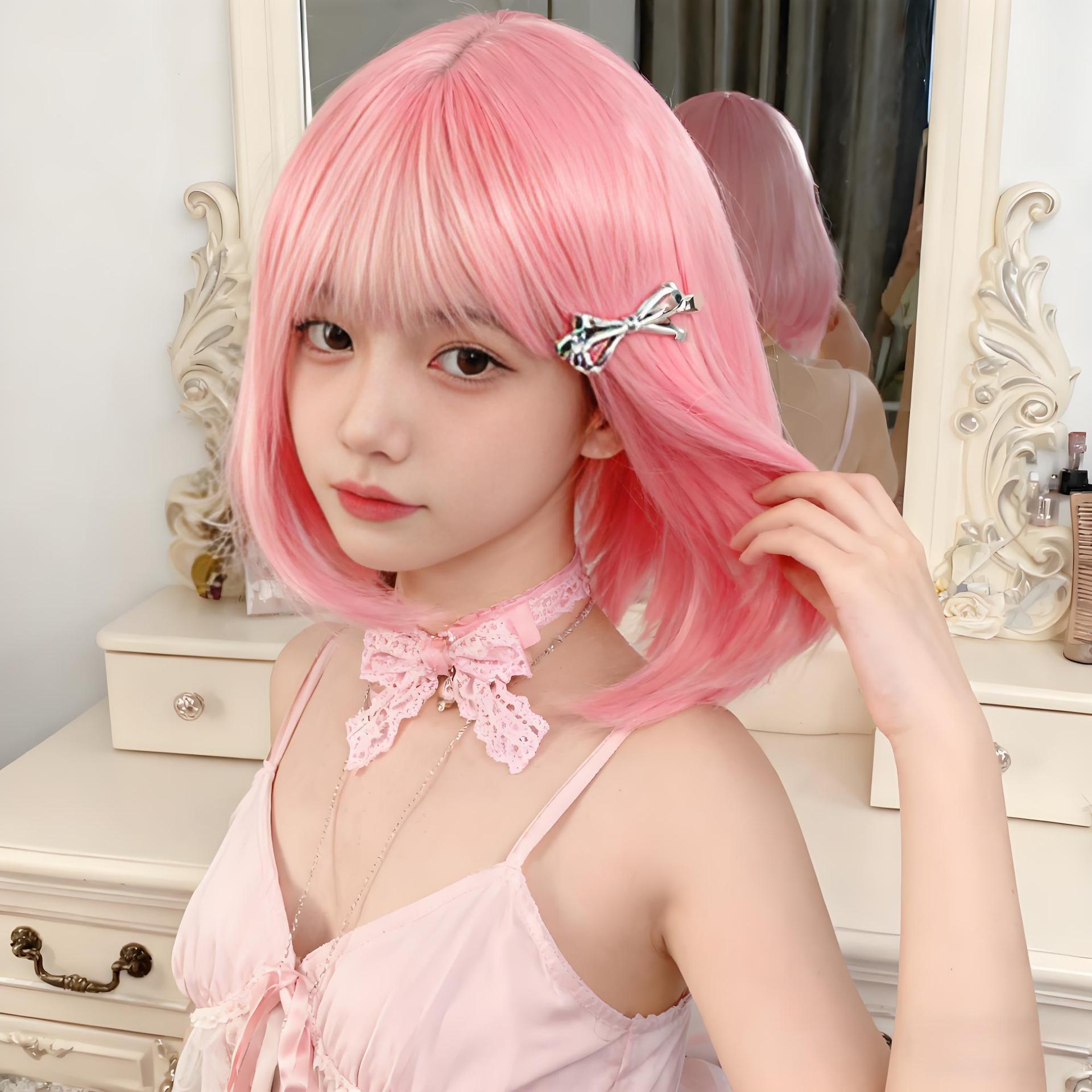 

Lolita Style Short Bob Wig – Straight Cut with Bangs, Full Cap Synthetic Hair світло-рожевий колір