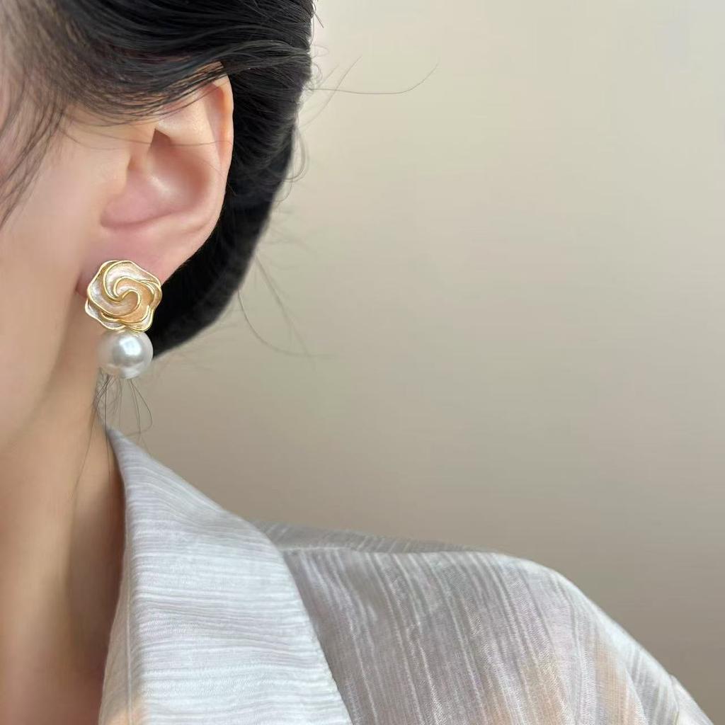 20 Flower Pearl Earrings Temperament High Sense Niche Design Earrings Sweet Simple Stud Earrings
