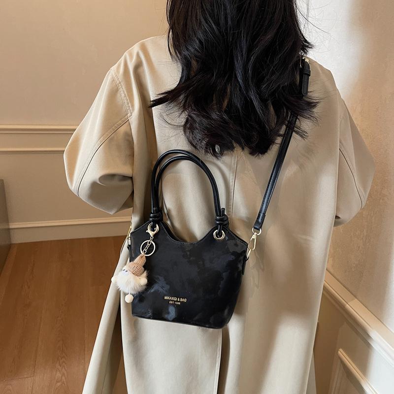 Autumn and winter simple large-capacity commuter underarm bag women's bag 2025 new tote bag versatile oil wax leather shoulder bag