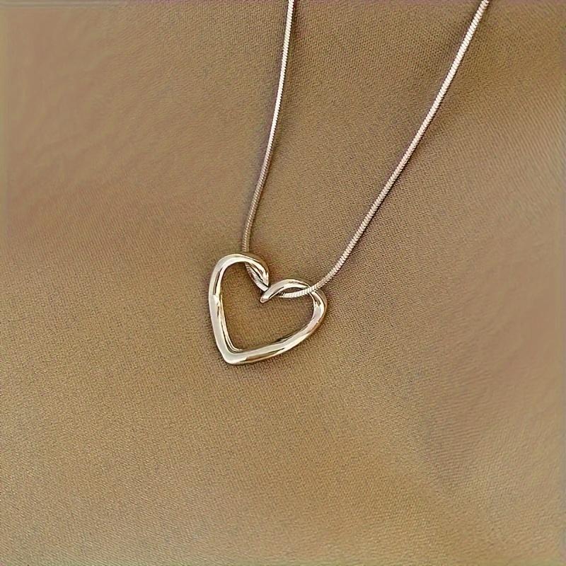 1pc Elegant Hollow Peach Heart Simple Clavicle Pendant Necklace - The Perfect Gift for Women