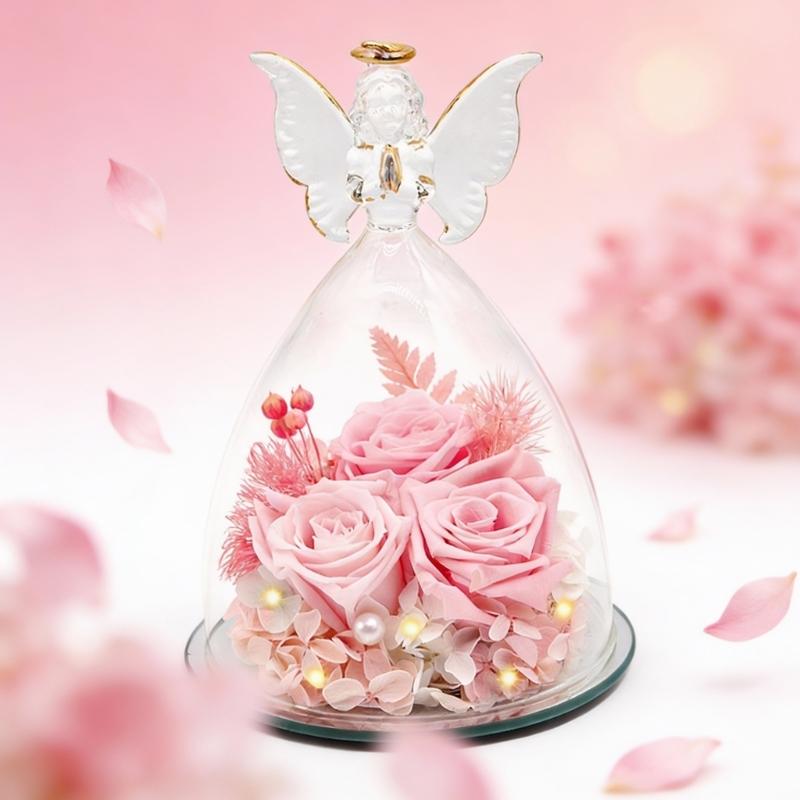 Festliche Engel-Glasglocke mit konservierter Rose – ein wunderschönes Accessoire für Weihnachts- und Valentinstagsdekorationen und als charmantes Wohnaccessoire.