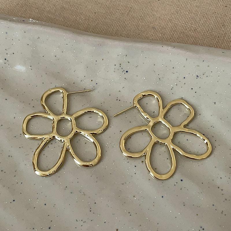 Übertrieben Metall Blume Stud Ohrringe Weibliche Kalten Wind Einzigartige Persönlichkeit Mode Elegante Temperament Vielseitig Ohrringe