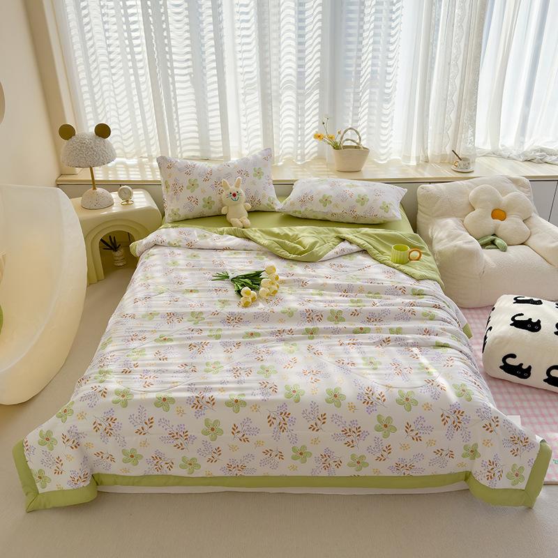 Ultra-Soft Summer Cooling Quilt - Lightweight, Breathable & Skin-Friendly with Embossed Floral Print Design for All Seasons - Perfect for Bedroom